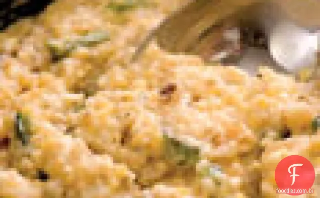 Queijo de rábano com confete de pimentos Poblano torrados e cebolas vermelhas