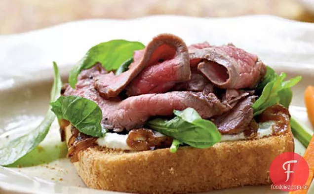 Sanduíches de carne de rosto aberto com verduras e creme de rábano