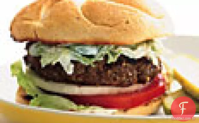 Hambúrgueres com crosta de mostarda e rábano
