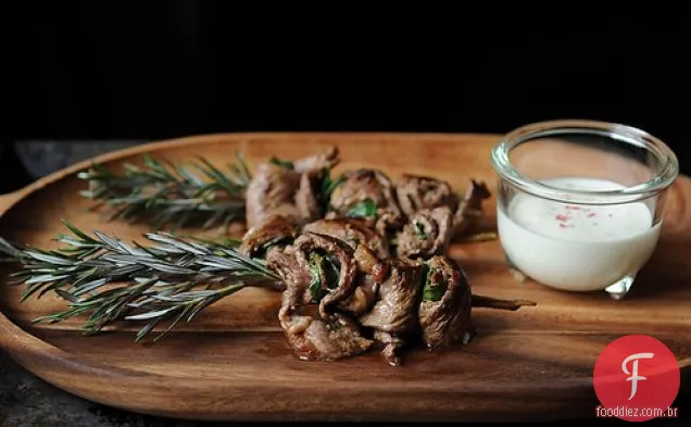 Espetos De Carne Herbada Com Creme De Rábano