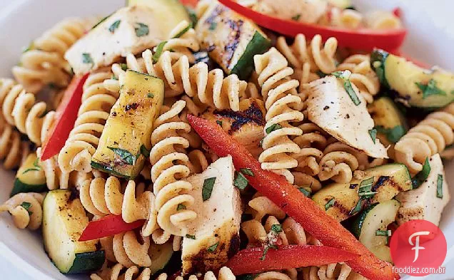Salada Fusilli com frango grelhado e abobrinha