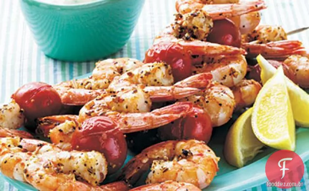 Kebabs de camarão grelhado com molho de creme azedo de raiz-forte-erva