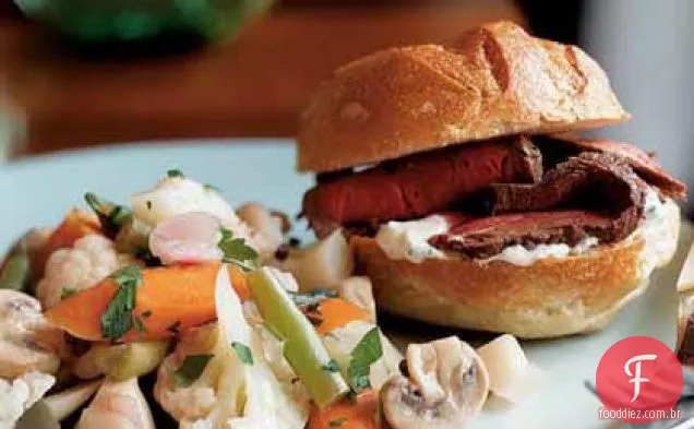 Sanduíches de lombo de carne marinada com creme de rábano