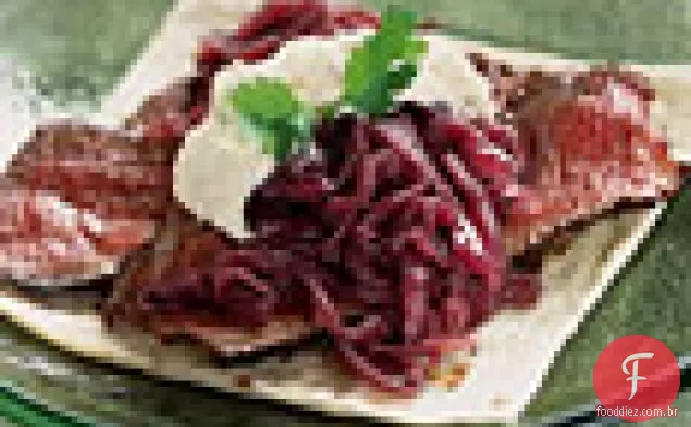 Tacos de costela com compota de cebola e rábano Crème Fraîche