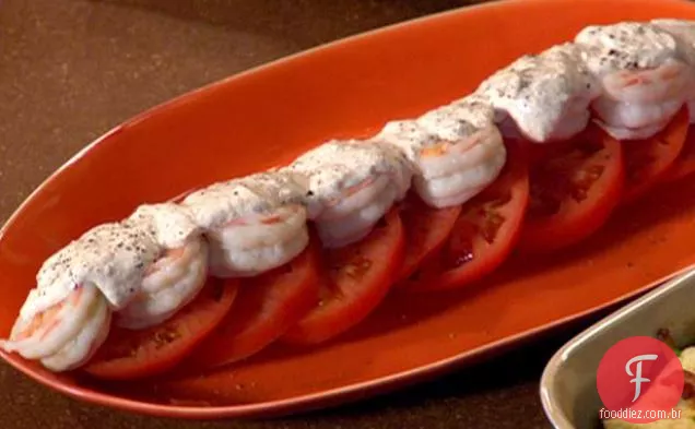 Salada de tomate e camarão com molho de rábano