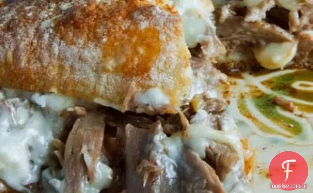 Sanduíche Assado Em Panela Sufocado Em Molho Com Queijo Suíço Derretido