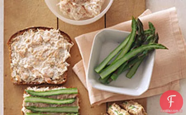 Sanduíches De Chá Com Cream Cheese E Aspargos