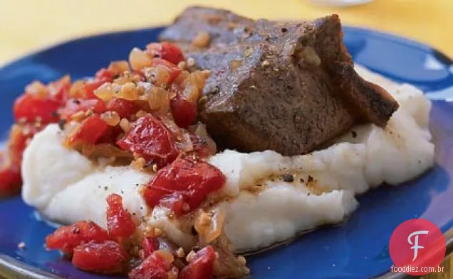 Costelas curtas balsâmicas-assadas com purê de rábano