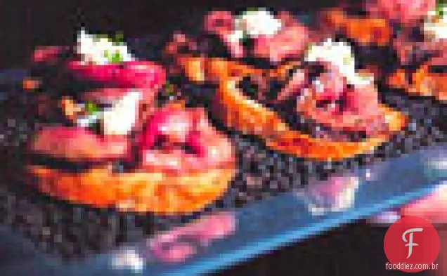 Bife com crosta de pimenta com creme de rábano em Crostini de alho grelhado