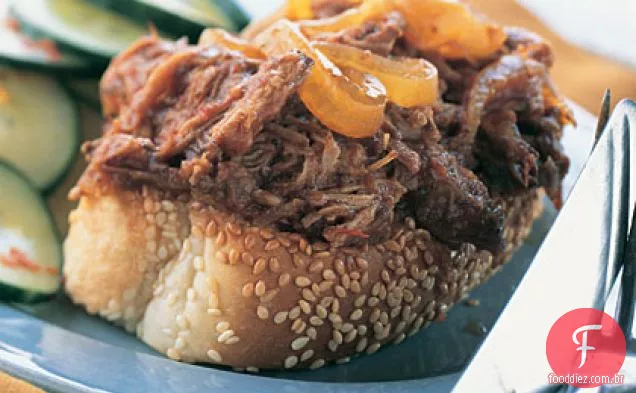 Sanduíches de peito grelhados com faca e garfo