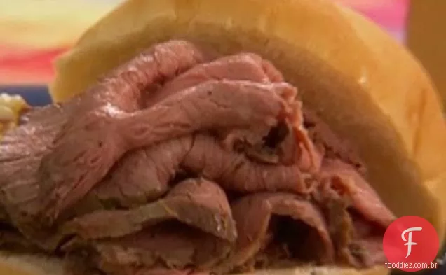 Sanduíches de Carne Assada com crosta de coentro com pesto de coentro e rábano