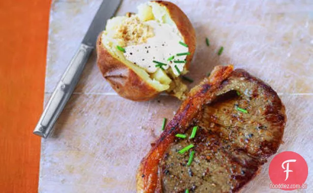 Bife de lombo e batatas assadas