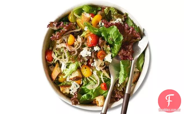 Salada verde com molho de tomate quente