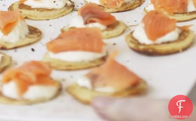Salmão Fumado Blinis Com Crème Fraîche & Rábano