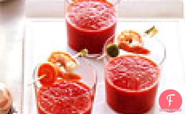 Bloody Mary sopa tiros com camarão e legumes em conserva