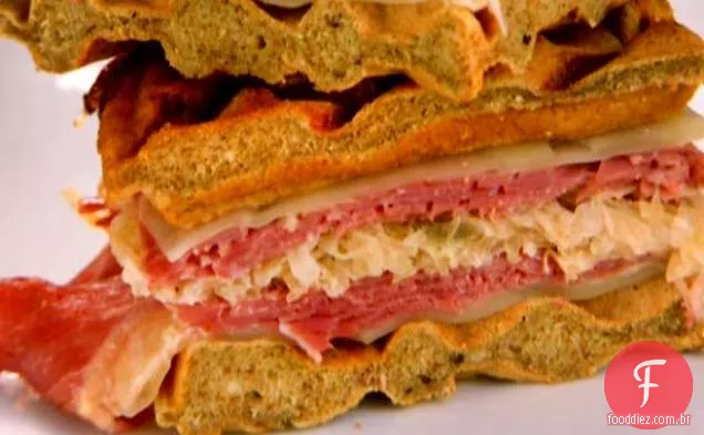 Sanduíche De Waffle Reuben Prensado