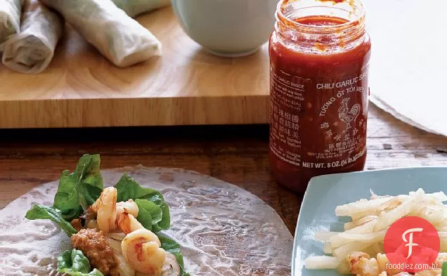 Rolinhos de camarão e Jicama com molho de pimenta e amendoim