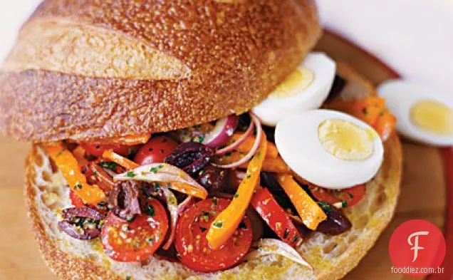 Sanduíche de Verão prensado com ovos e anchovas