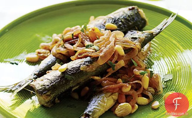 Sardinhas fritas com cebolas agridoces, pinhões e passas
