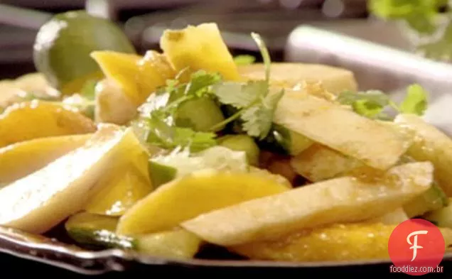 Salada crocante de jicama e Manga Com Chile e limão