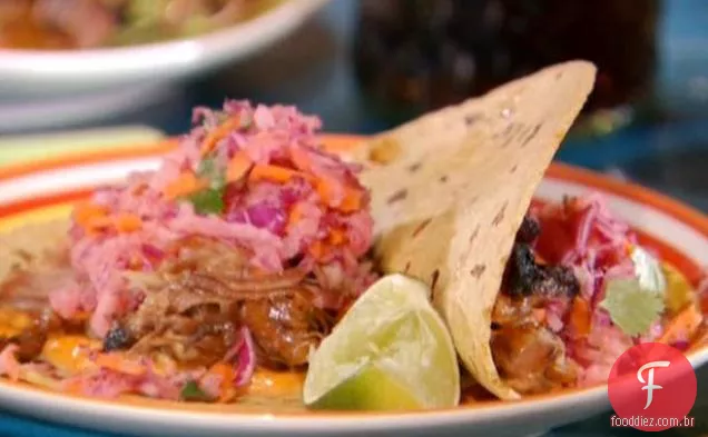 Tacos de porco puxados cubanos com esmalte de goiaba,Repolho Roxo Laranja azedo - Jicama Slaw e maionese Chipotle