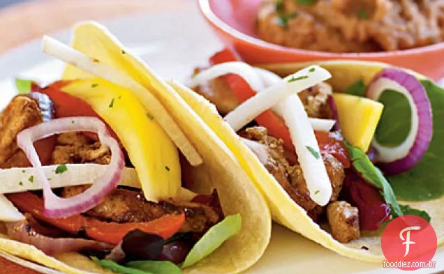 Tacos de frango Fiesta com salada de manga e Jicama