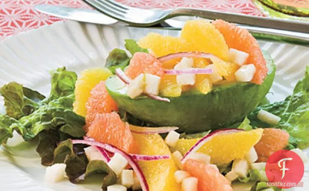 Salada cítrica em copos de abacate