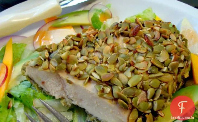 Salada De Frango Com Crosta De Pepita Com Vinagrete Adobo Doce