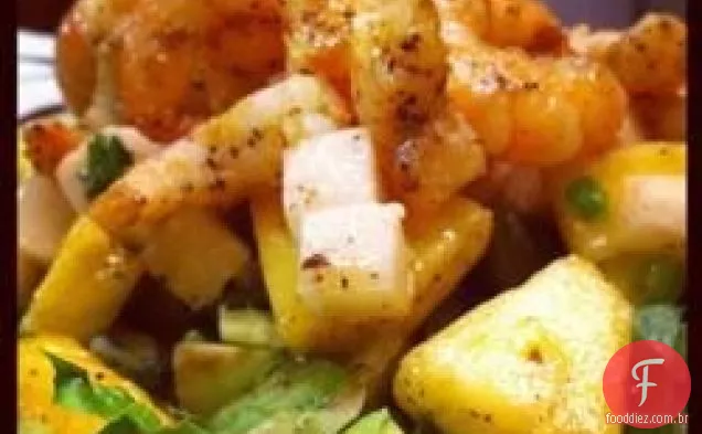 Salada de jicama e abacaxi em um vinagrete de coentro