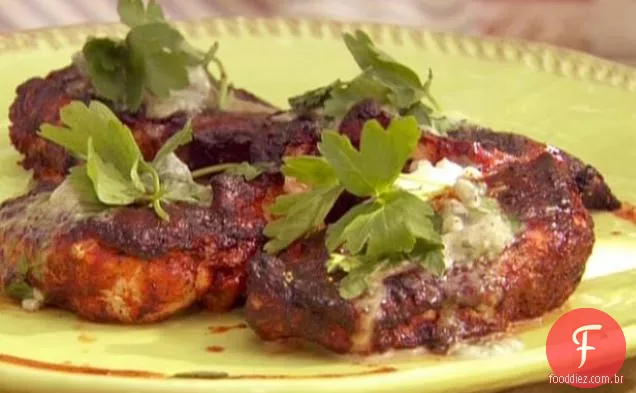 Estilo búfalo grelhado Francês cortar Peitos De Frango Com Molho De Queijo Azul e salada de jicama e melancia