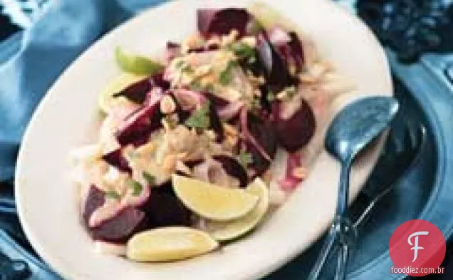 Salada de beterraba assada e Jicama com molho de amendoim Jalapeno