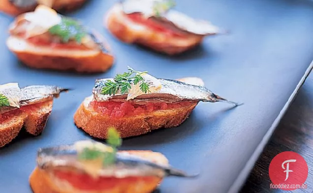 Sardinhas com pão de alho e tomate