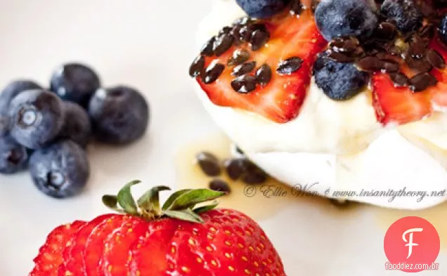 Pavlova Com Creme De Iogurte E Frutas De Verão