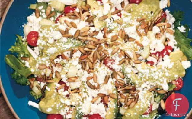 Salada com vinagrete de abacate-limão e sementes de abóbora picantes