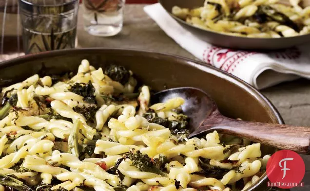 Macarrão com brócolis sufocado Rabe e azeitonas