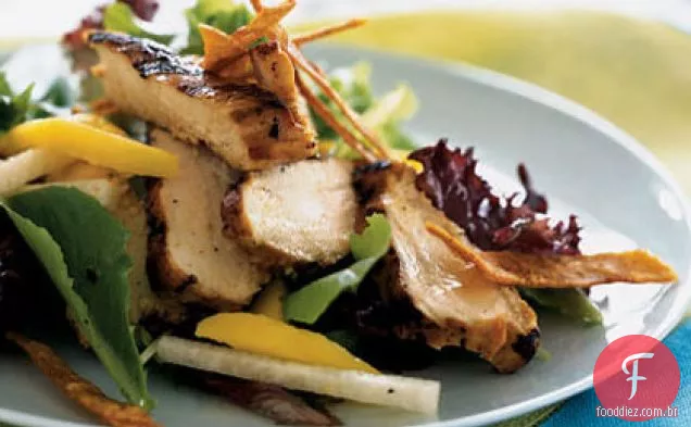 Frango grelhado, manga e salada Jicama com tequila-vinagrete de limão