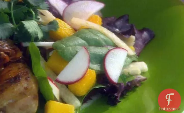 Salada de Manga, jicama e rabanete com molho de amendoim