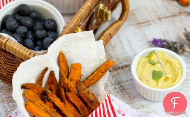 Batatas Fritas De Batata Doce Assadas Com Especiarias Indianas Com Caril Aioli