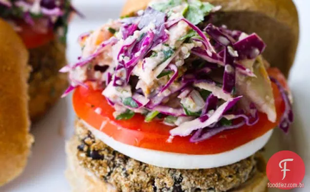 Black Bean Fiesta Veggie Burgers! Slaw em cima