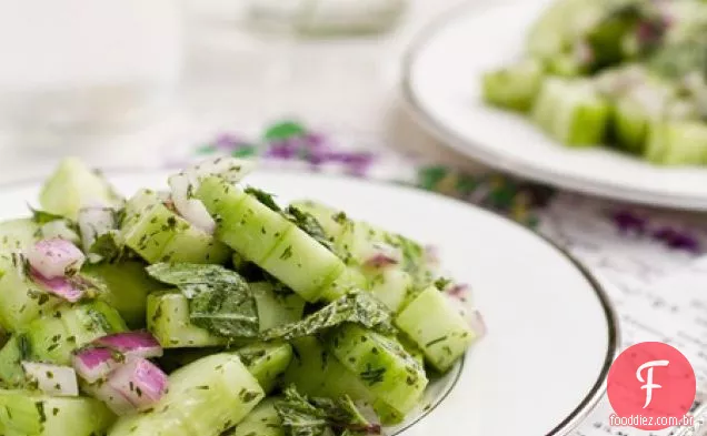 Salada De Pepino Refrescante Com Molho Cremoso De Hortelã