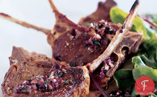 Costeletas de cordeiro grelhadas com molho Provençal