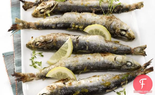 Sardinhas grelhadas de estilo mediterrâneo