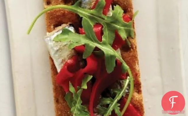 Biscoito com cobertura de sardinha e pimenta