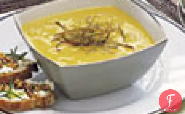 Sopa de pastinaga curry com maçãs desfiadas