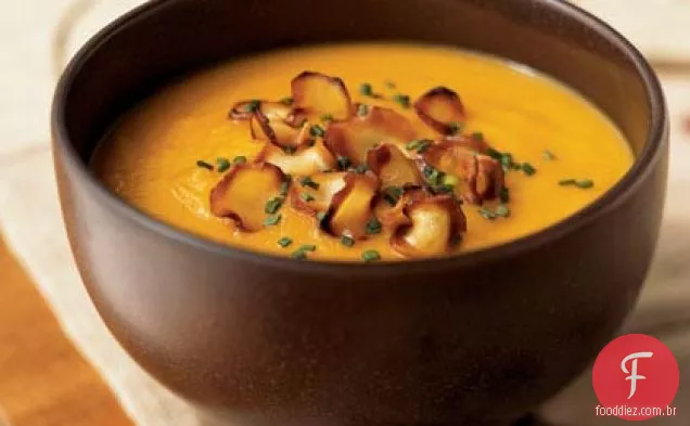 Sopa de cenoura e pastinaga com batatas fritas