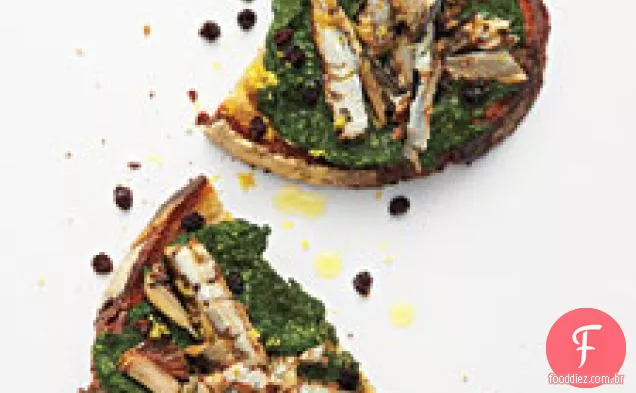 Pesto De Espinafre Em Crostini De Sardinha