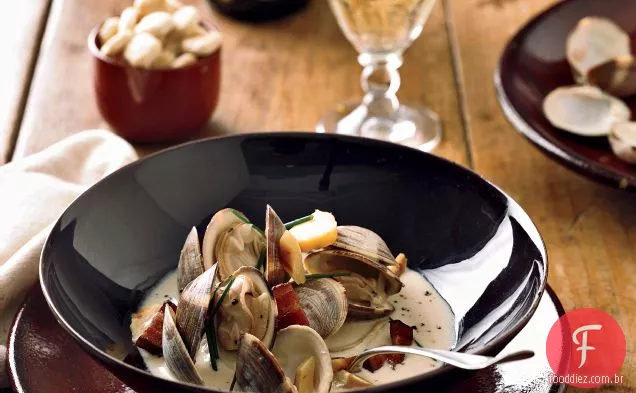 Viognier-amêijoas cozidas no vapor com Bacon e pastinaga