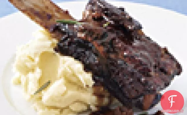 Zinfandel-costelas curtas de Carne Assada com alecrim-purê de pastinaga