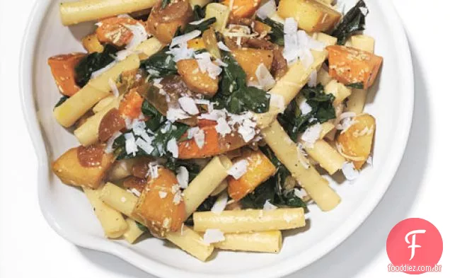 Ziti com vegetais de raiz torrados em frigideira