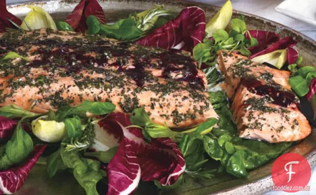 Rosemary-esfregou o lado do salmão com batatas assadas, pastinaga